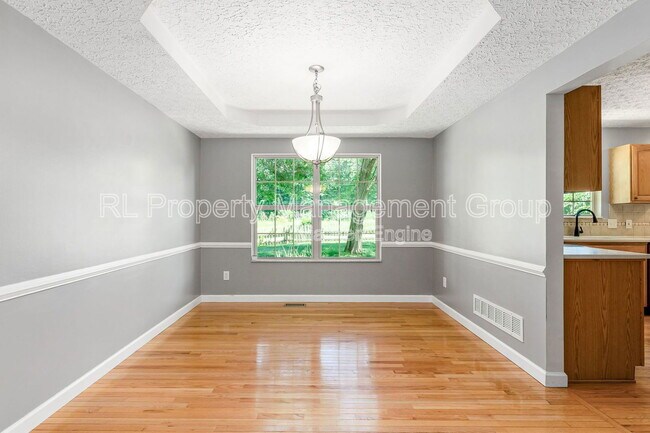 Building Photo - 5551 Ainsley Dr