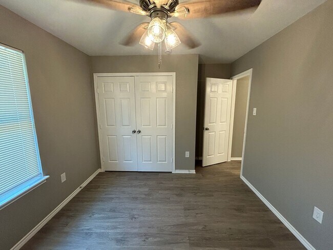 Building Photo - 2218 Parkside Dr
