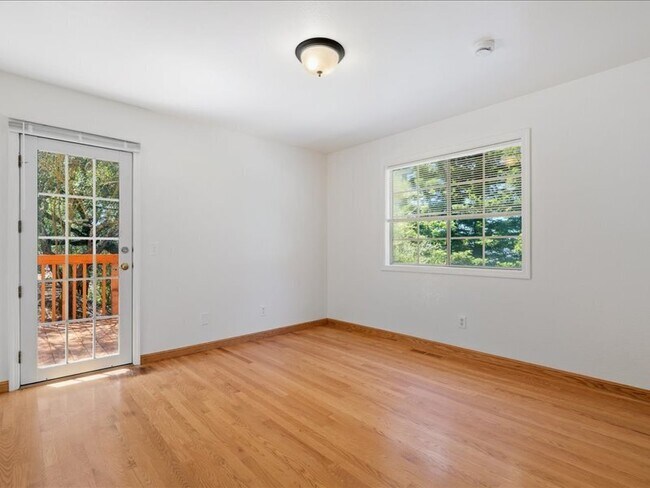 Building Photo - 930 Valley View Dr