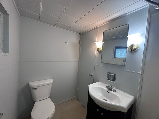 Building Photo - 215 Cook-