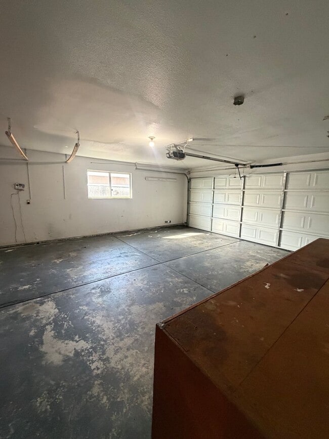 Building Photo - Charming 3 bedroom 2 bathroom home located in Lemoore