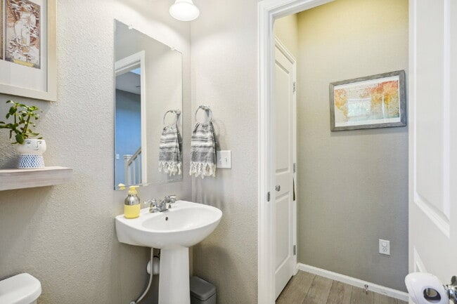 Building Photo - "Spacious 4-Bedroom Retreat with 2.5 Baths in Reunion!"