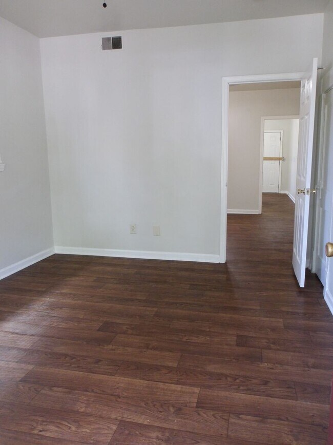 Building Photo - 633 W Ormsby Ave