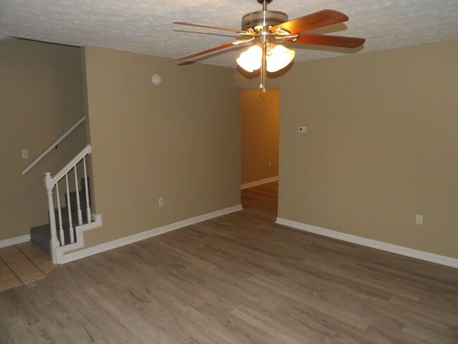 Building Photo - 244 Meadowview Dr