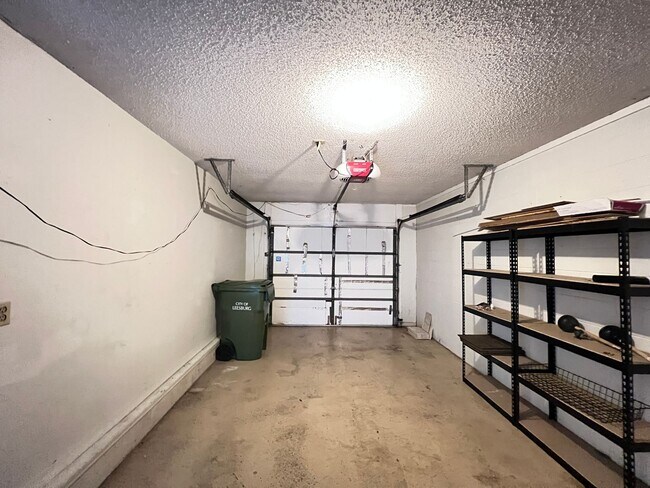 Building Photo - Charming 2-Bedroom, 2-Bathroom Home in a Tranquil Leesburg Community with Open Garage and Versati...