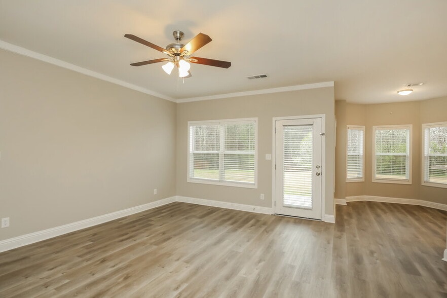 Building Photo - 137 Sweetspring Way