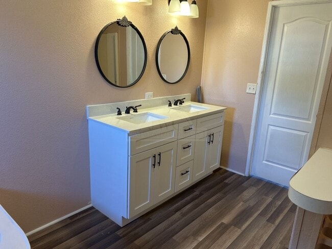 Building Photo - 5013 Tiffany Cir