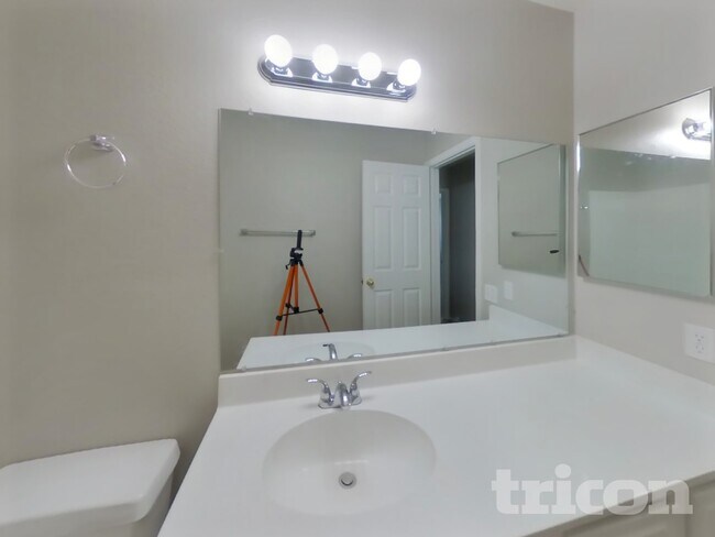 Building Photo - 6642 E Northridge St