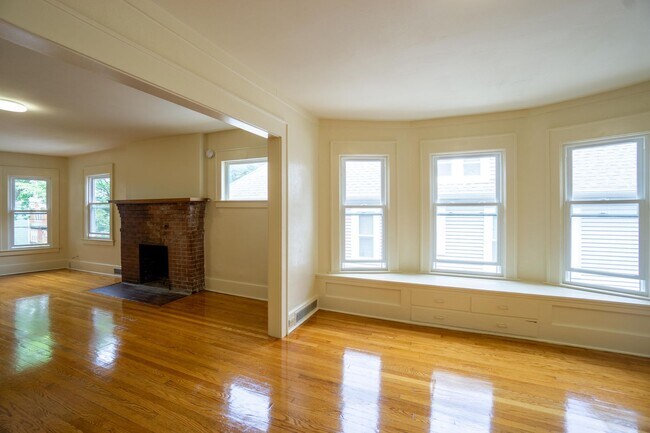 Building Photo - Large Newly Renovated Second Floor Flat Av...