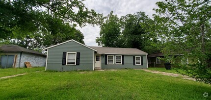 Building Photo - 4 bed 2 bath newly renovated house