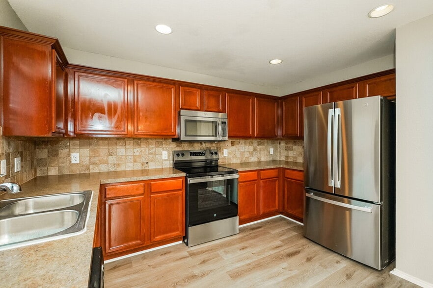 Building Photo - 5828 Ridge Lake Dr
