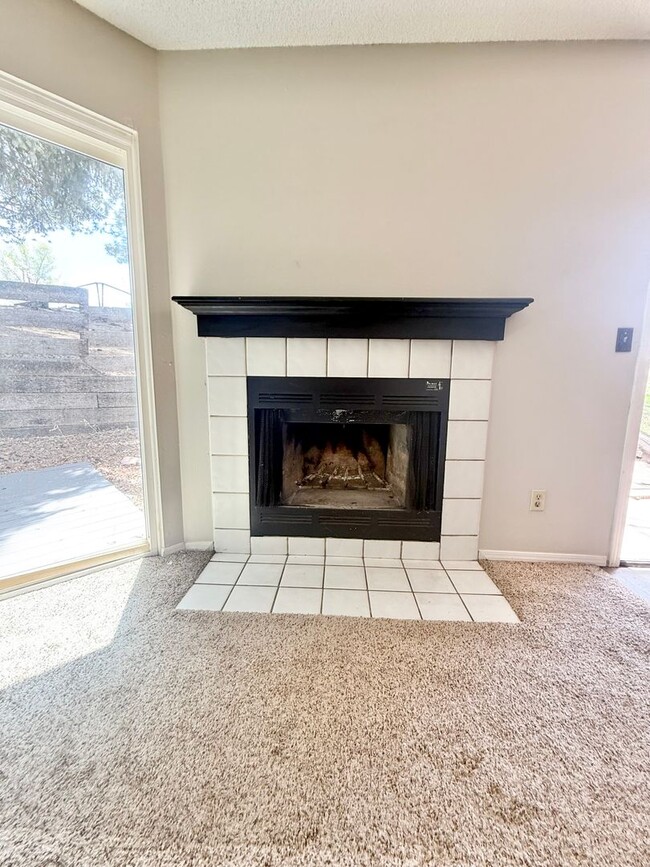Building Photo - Move in ready 2 bedroom on Tampico