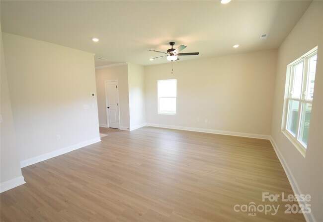 Building Photo - 3519 Narrow Ln