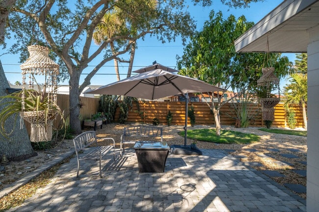 Building Photo - 415 N Shore Dr