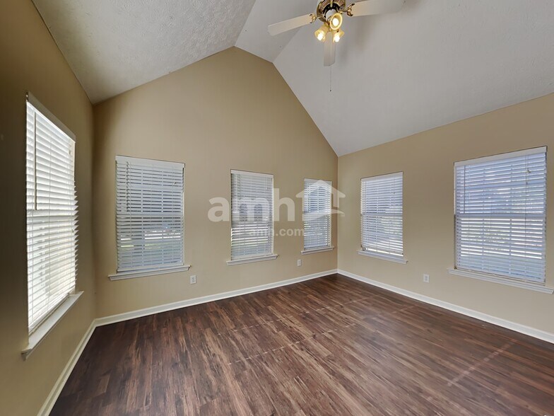 Building Photo - 532 Halley Way