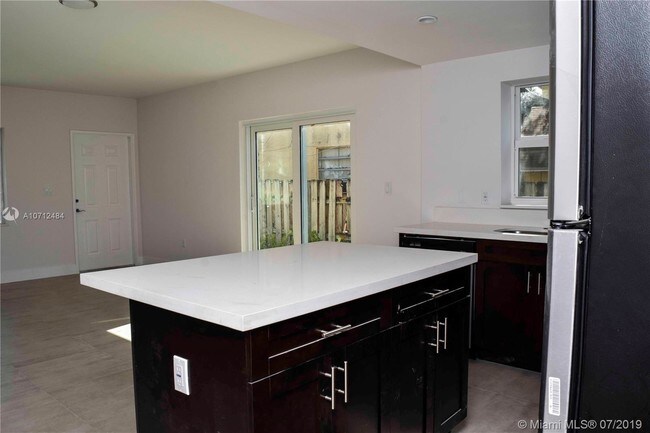 Building Photo - 1010 N 18th Ct