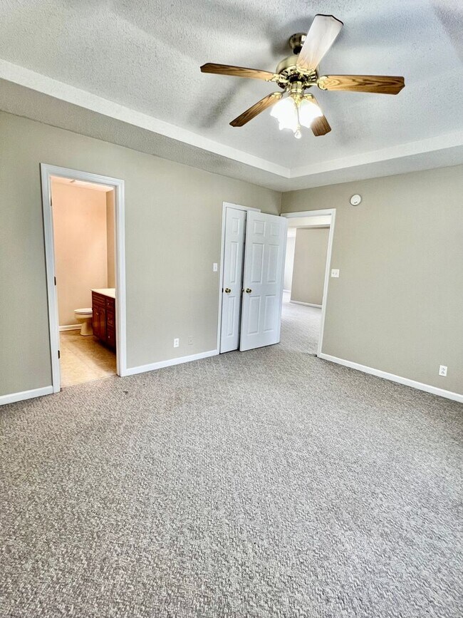 Building Photo - AVAILABLE NOW! 3 Bedroom Home Available of...