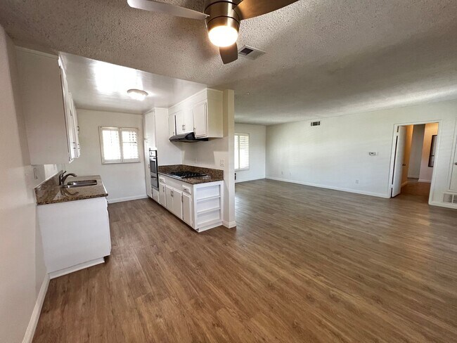 Building Photo - 2 Bedroom 1 Bath Apartment for Rent in Whittier with Open Floor Plan
