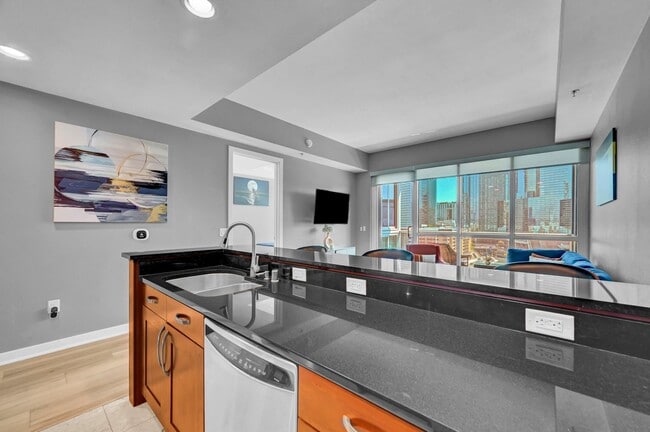Building Photo - Fully Furnished 2 Bedroom 2 Bath High Rise with Strip Views