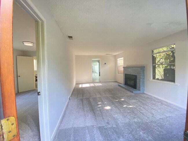 Building Photo - Updated 3-bedroom, 2-bath home in PG!