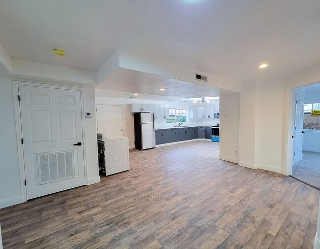 Building Photo - *utilities included* 3 bed 3 bath apartmen...