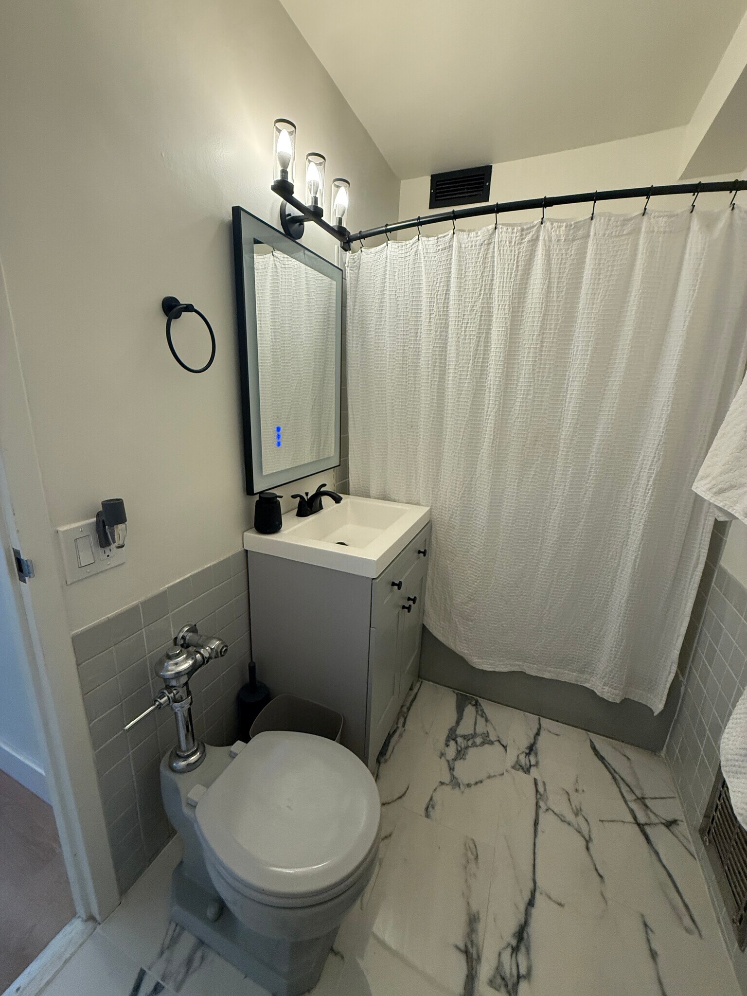 Building Photo - 900 N Lake Shore Dr