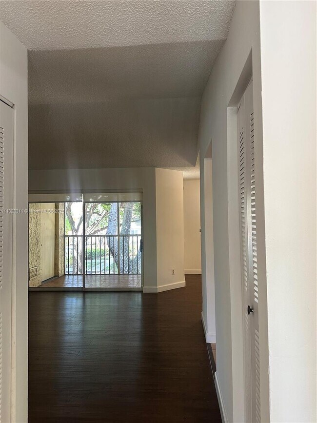 Building Photo - 906 Coral Club Dr