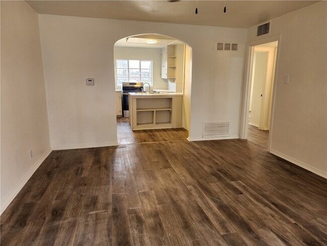 Building Photo - 415 W Poplar St