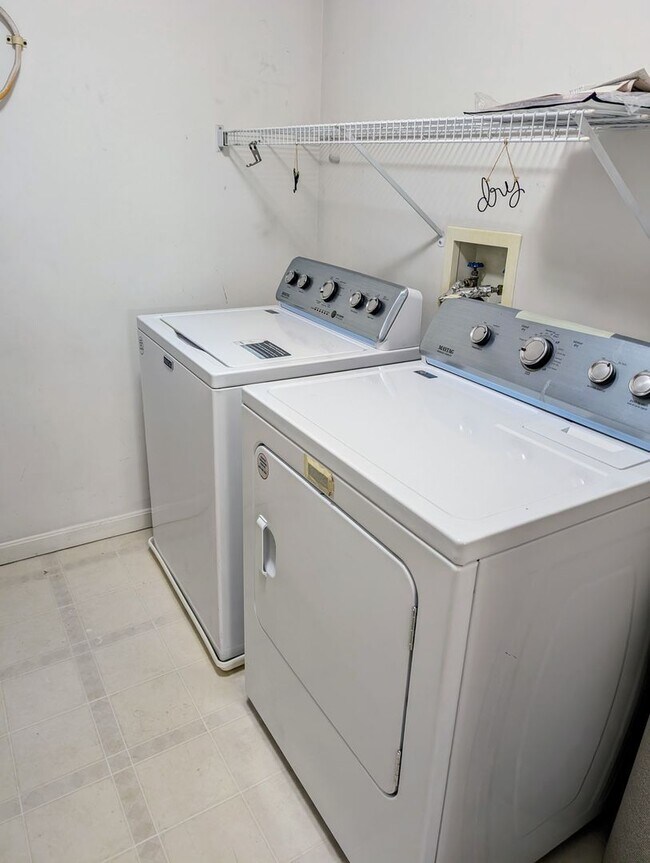 Building Photo - AVAILABLE NOW- Convenient 2 Bed/2 Full Bath Condo in Beavercreek!