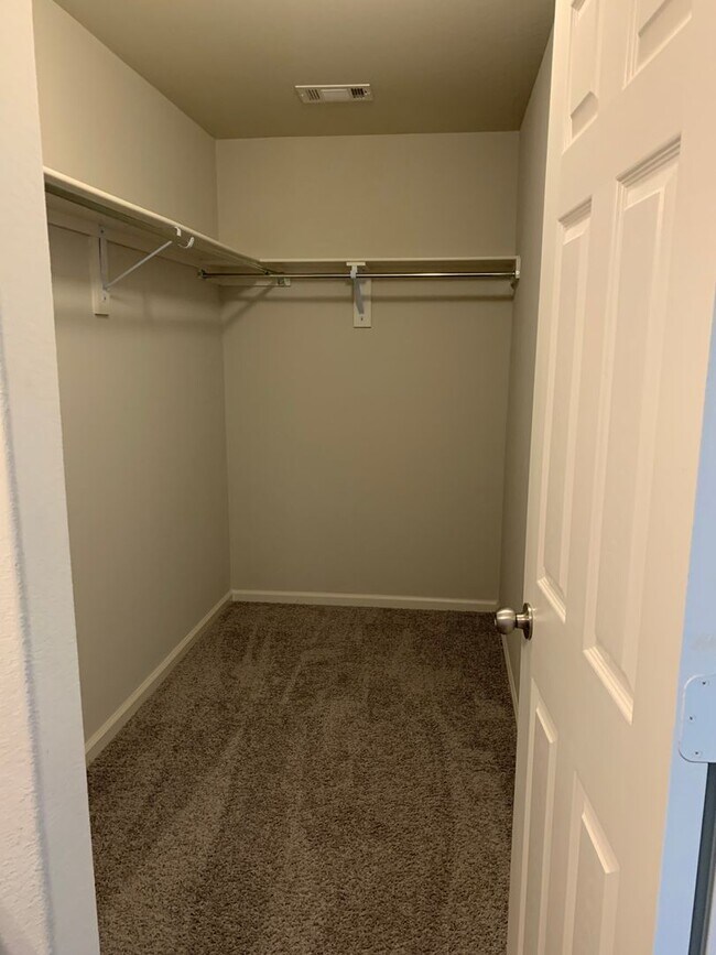 Building Photo - Newer 4bed/2bath home near ASU and NEA Hos...