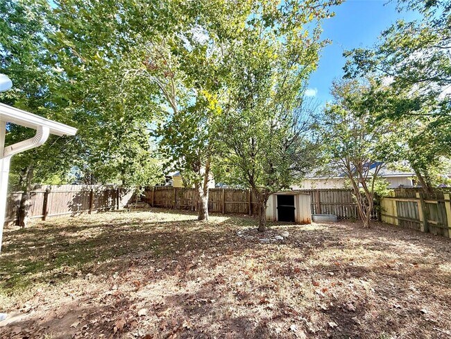 Building Photo - 710 Riverwood Dr