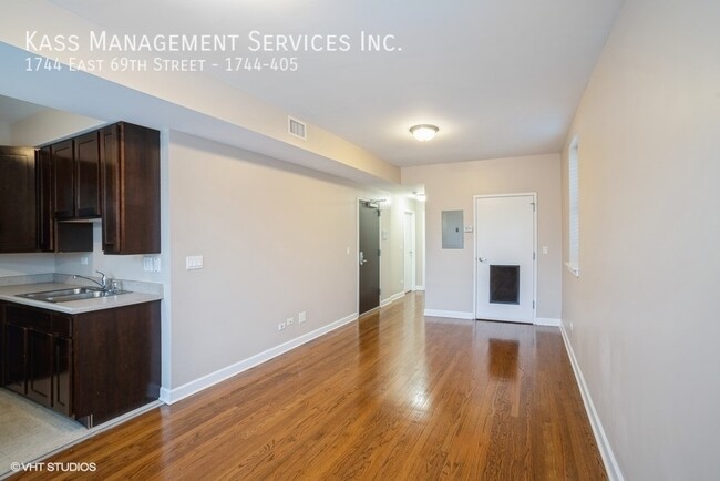 Building Photo - 1744 E 69th St