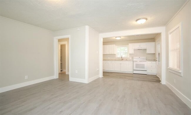Building Photo - 4826 Larkspur St