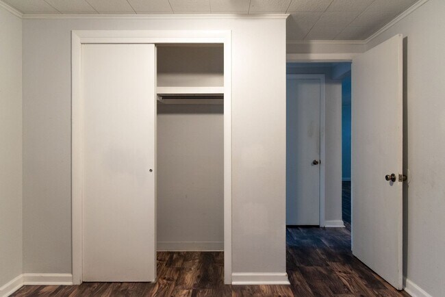 Building Photo - Top-Right Remodeled 2BR/1BA 4-Plex Unit + In-Unit W/D — $0 January Rent (Rent Due 2/1/26)