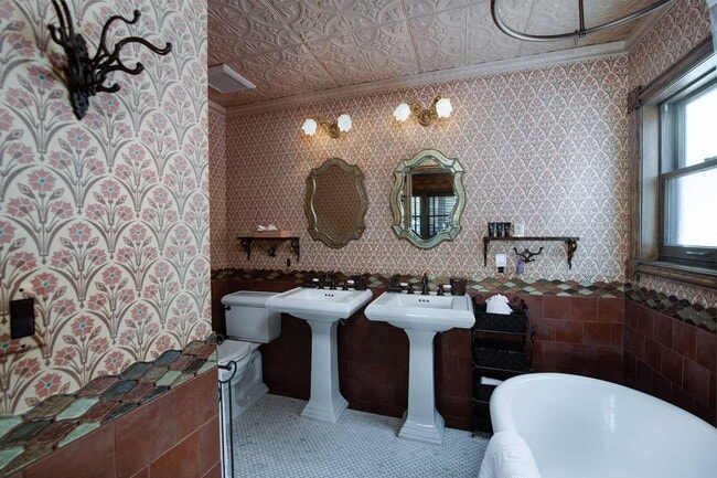 Building Photo - Winter rental! Luxury 4 bed, 3 bath home i...