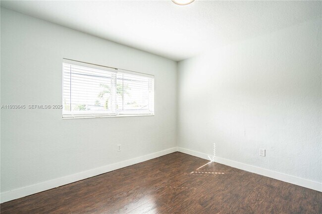 Building Photo - 1940 Biarritz Dr