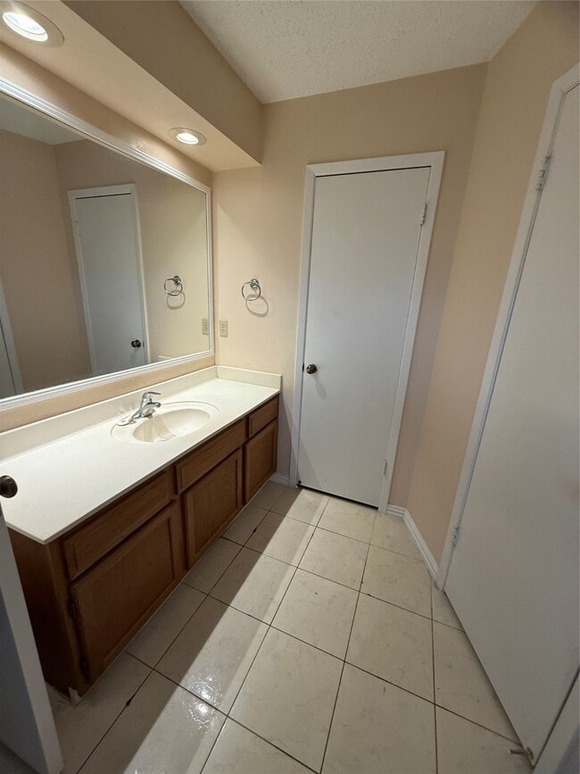 Building Photo - 4027 Summit Valley Dr