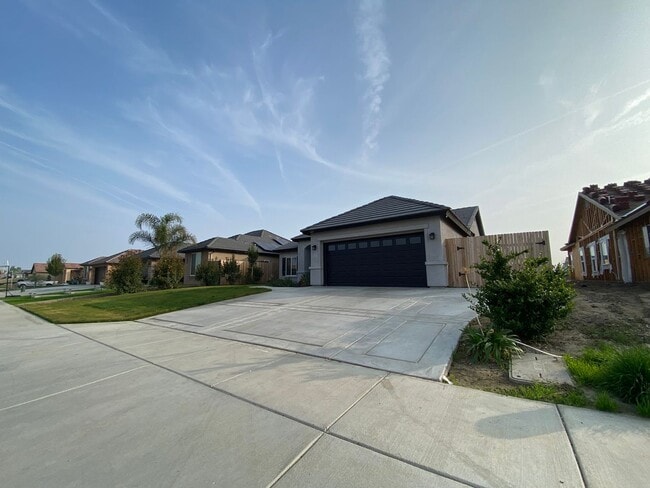 Primary Photo - Modern 3-Bedroom Home in Southwest Bakersf...