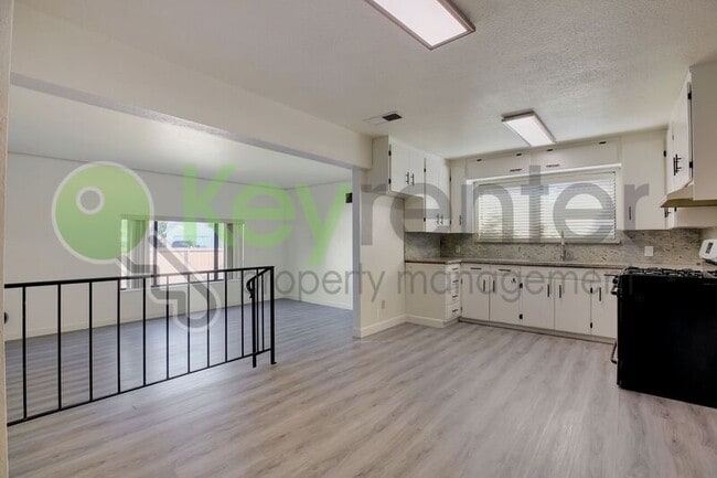 Building Photo - 809 N Hobson Ave