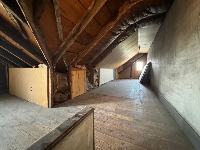 Building Photo - THREE BEDROOM/ONE BATH TWIN