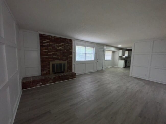 Building Photo - 2301 S Chestnut Ave