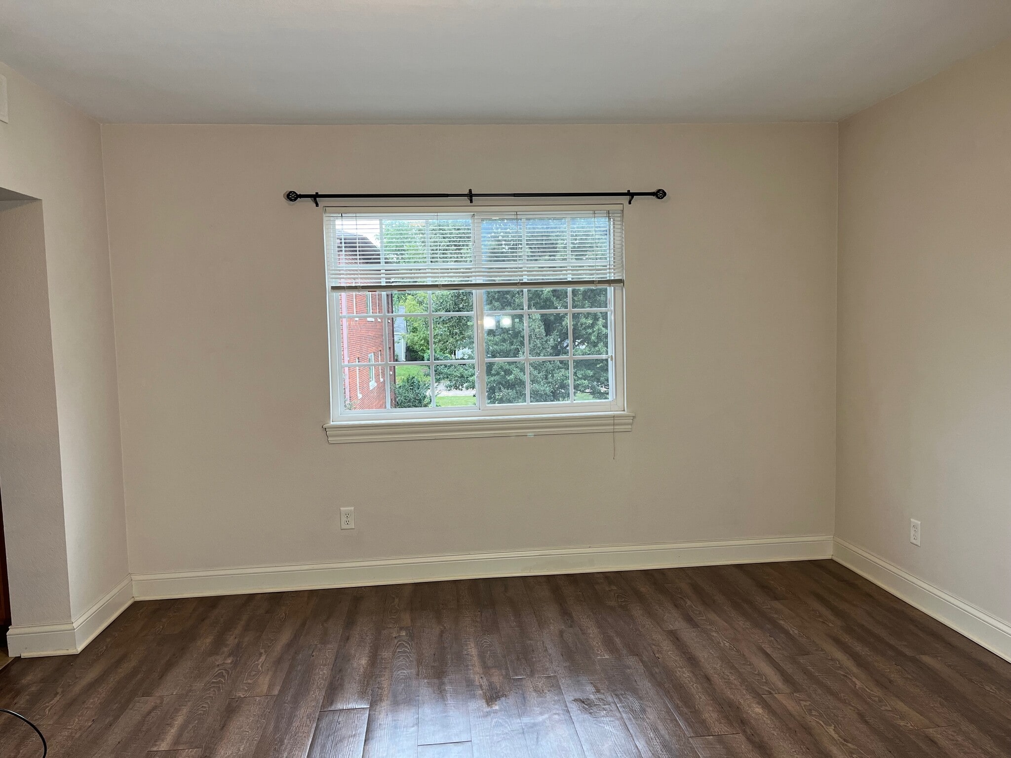 Living room - 126 Grandview Court