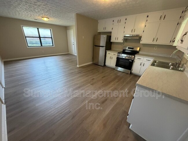 Building Photo - 1035 Eastview Rd NE