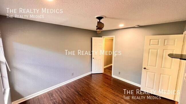 Building Photo - 415 Lakepointe Dr