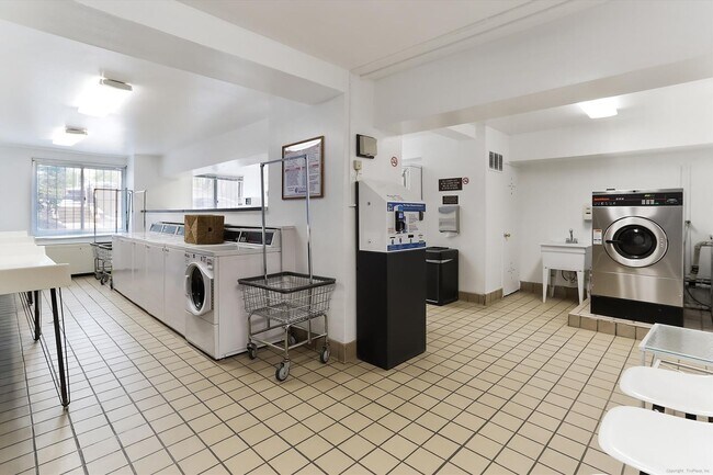 Building Photo - Spacious 1br/1bth Condo minutes from Downtown Silver Spring!