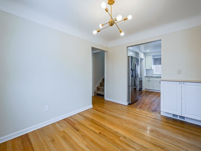 Building Photo - AVAILABLE NOW! Spacious 4-Bed Gem in the Heart of Clawson!