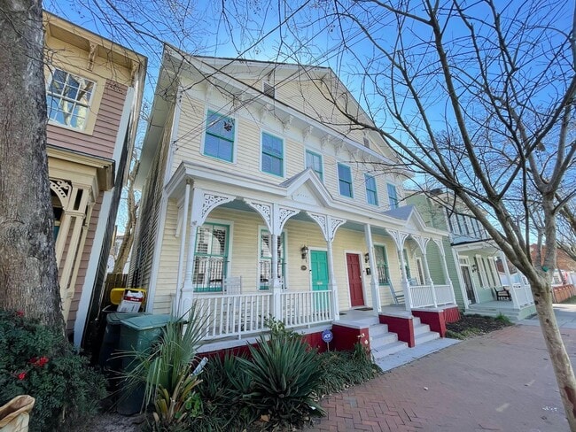 Building Photo - 2 BED | 2.5 BATH | DOWNTOWN LIVING | PRIVATE COURTYARD | WALK TO EVERYTHING