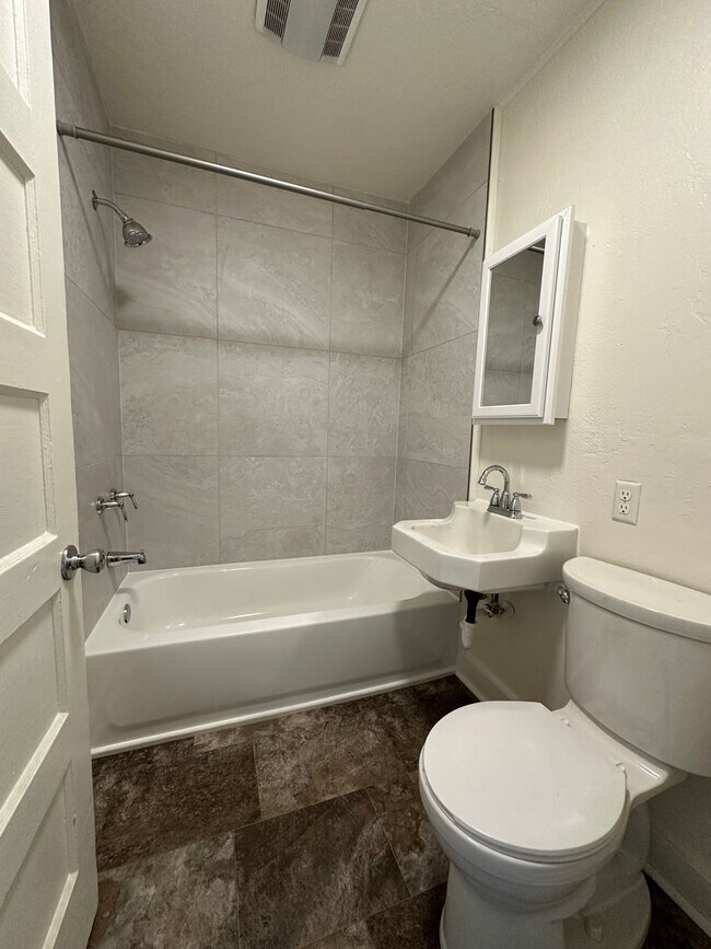 Building Photo - Cozy Rambler with Backyard Close to Columb...