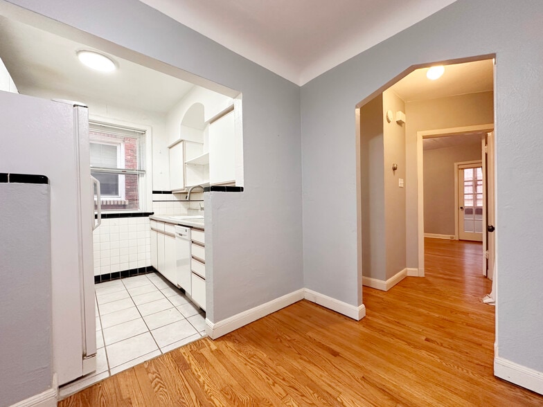 Building Photo - 5816 Mardel Ave