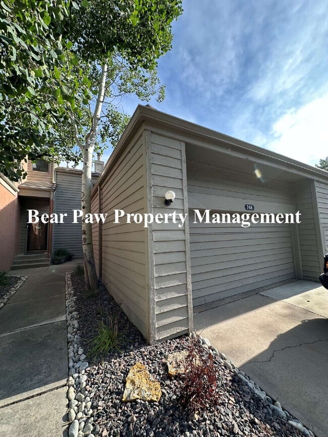 Building Photo - Beautiful Condo in Genesee!!